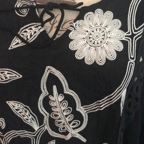 🆕 Velzera Boho Floral Embroidered & Crochet Tunic - Picture 3 of 7